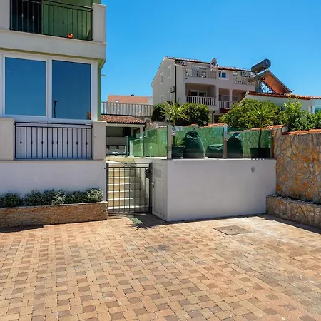 Daire Amos With Private Pool
